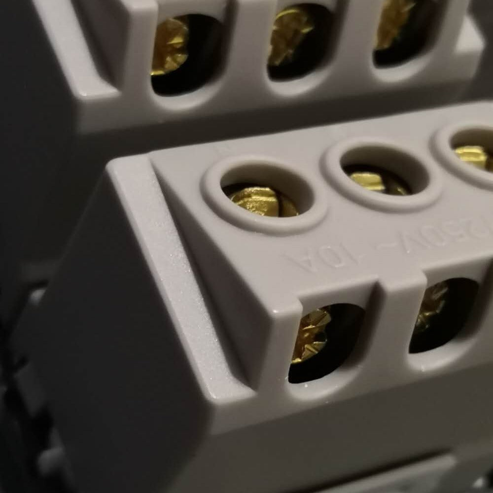 Tomada Usb De Parede Universal Bivolt 2.1a 5v Celulares Cor Branco